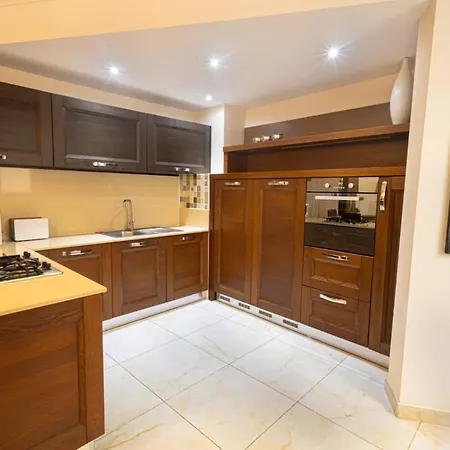 Charming 3br Maisonette Appartement *