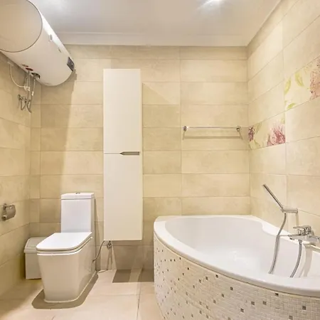 Charming 3br Maisonette Appartement *