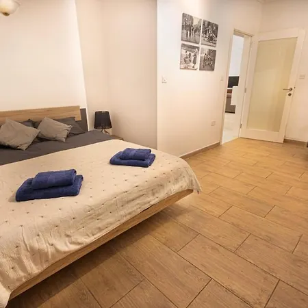 Charming 3br Maisonette Apartment *