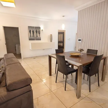 Charming 3br Maisonette Apartment *