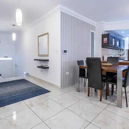 Charming 3br Maisonette * סליאמה