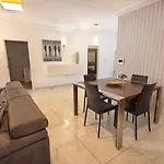 Charming 3br Maisonette Lägenhet *